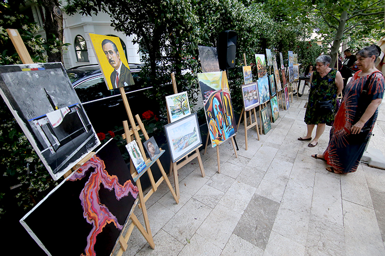 Аукција слика колоније “Kоло”: Умјетношћу и великим срцем помажу куповину школског прибора за социјално угрожене