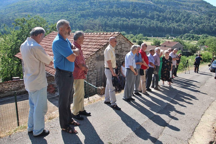 Паљењем свијећа на Придворачкој јами обиљежена 81 година од усташког злочина