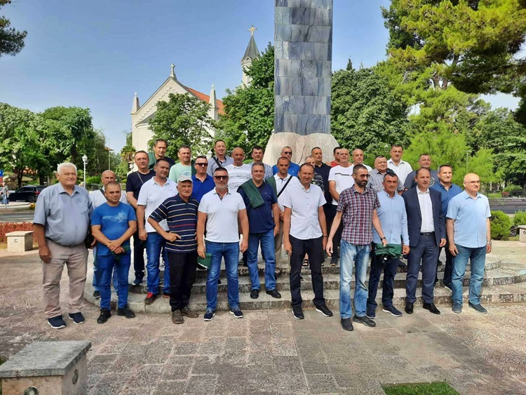 Прва класа Војске РС положила цвијеће на Споменик браниоцима