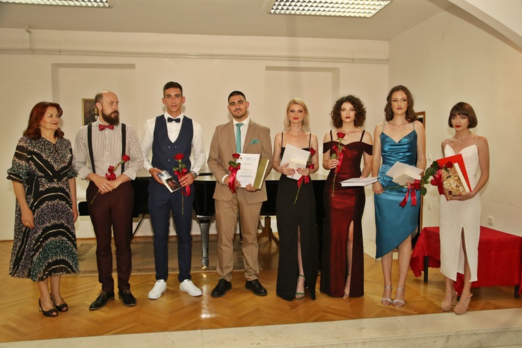 Музичка школа испратила десету генерацију матураната (ФОТО)