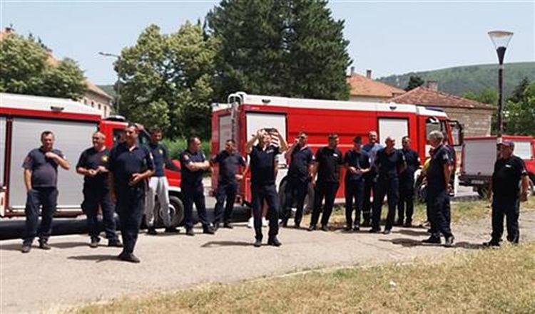 Штрајк упозорења билећких ватрогасаца испред зграде Општине Билећа