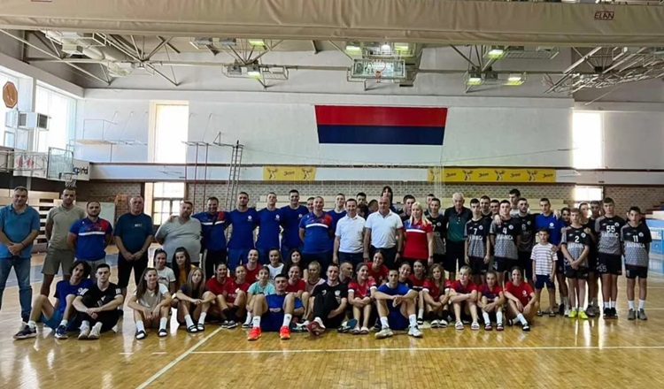 Градоначелник Ћурић посјетио младе рукометаше на кампу