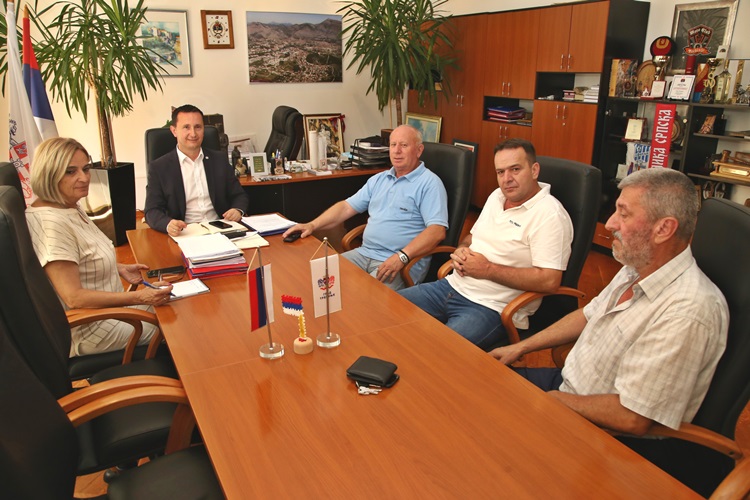 Градоначелник Ћурић организовао пријем за гусларског шампиона РС Југослава Илића