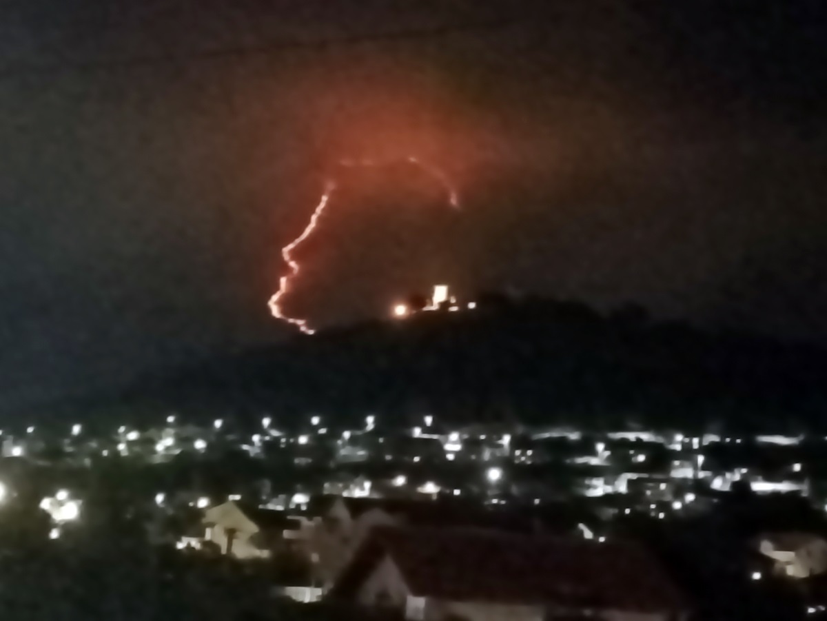Вјетар распламсао пожар на Леотару, пожарна линија огромна