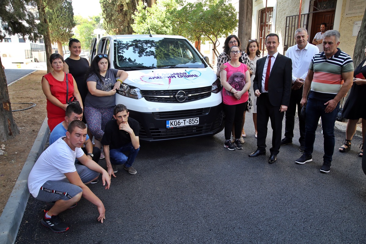 Удружење „Сунце нам је заједничко“ добило ново комби возило