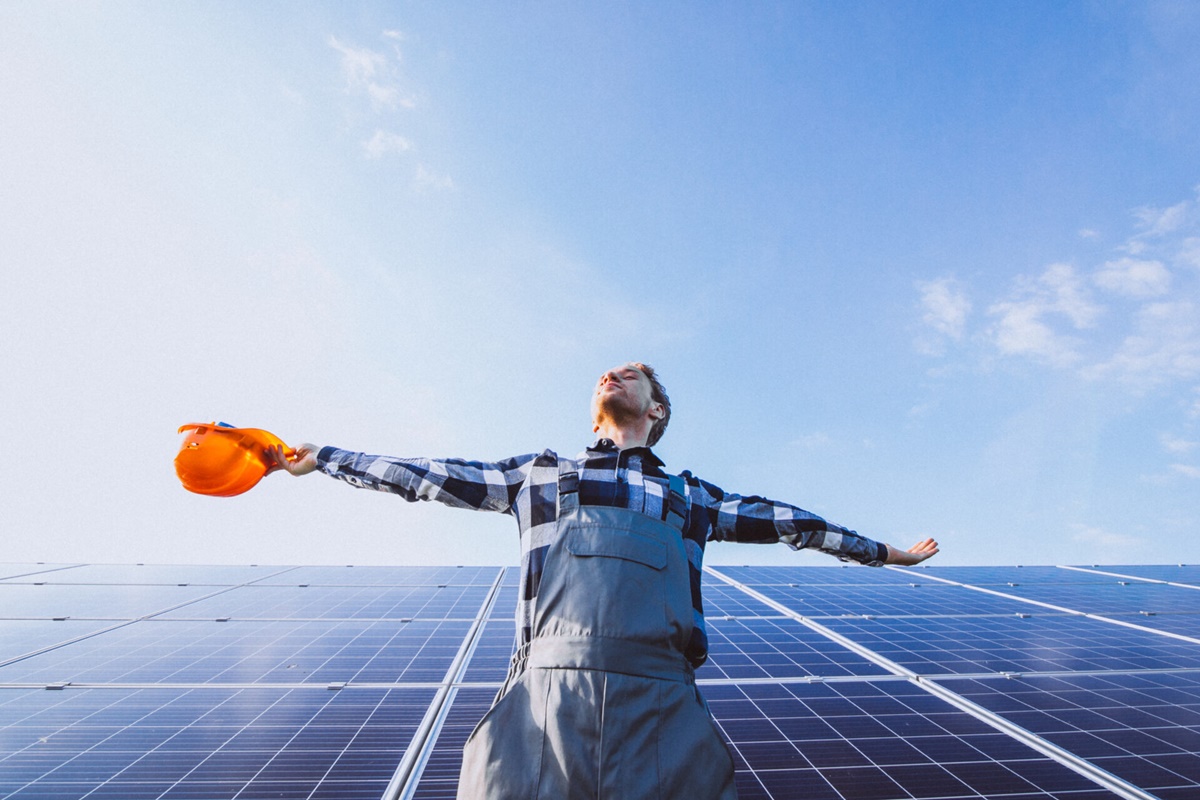 man-worker-firld-by-solar-panels.jpg (266 KB)