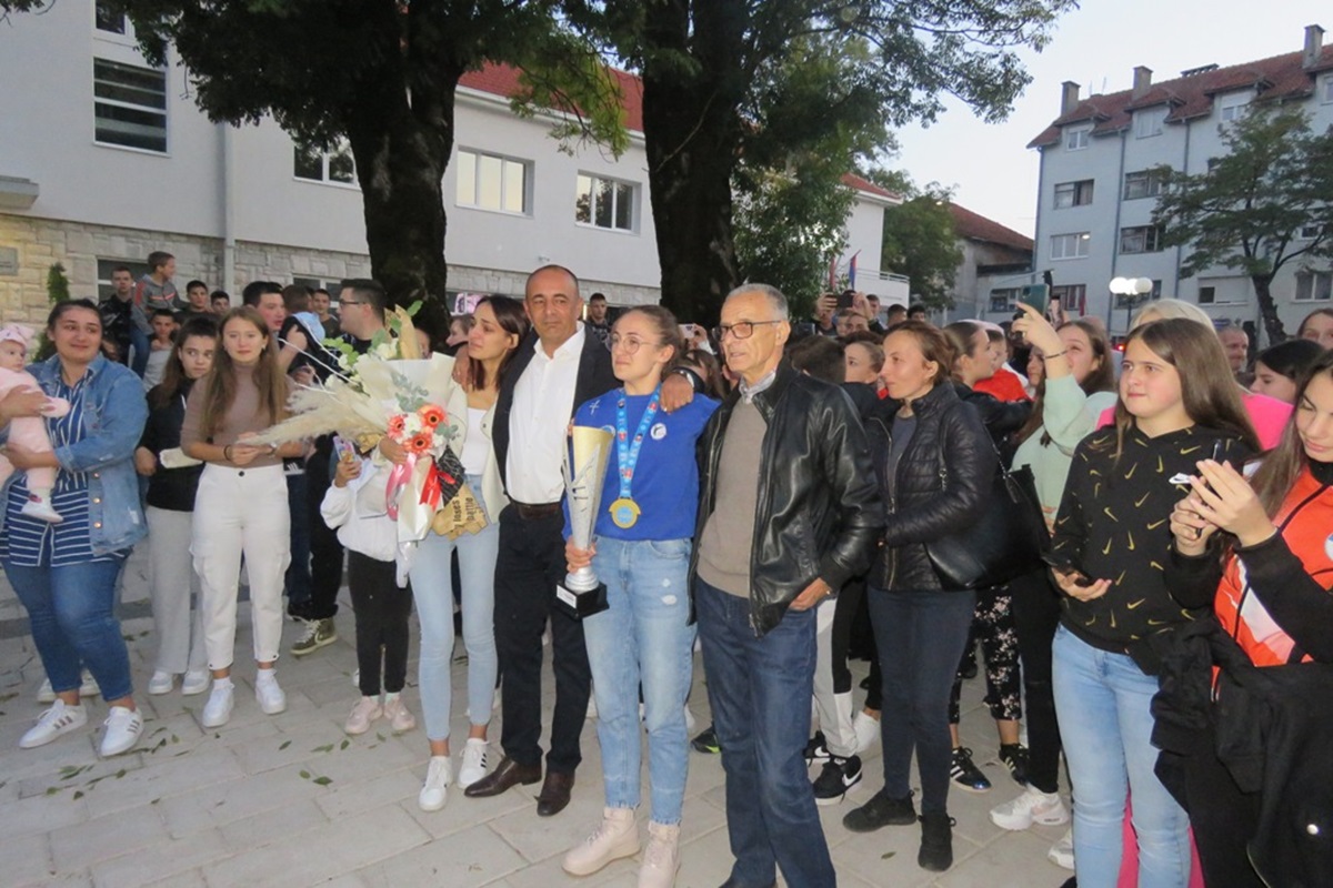 Свјетска шампионка Јана Ђерић изазвала еуфорију у Невесињу