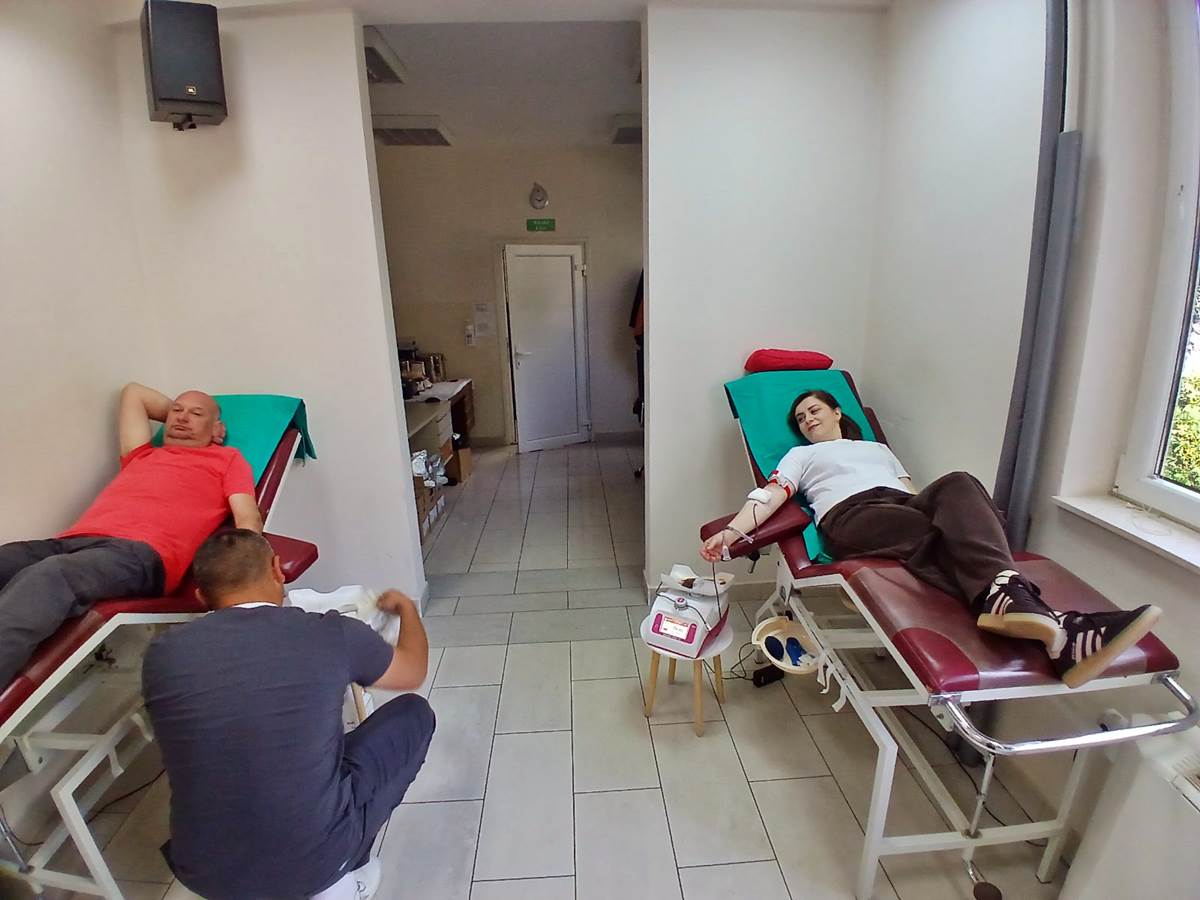 IMG-ee22704723c6fb0510bacc7f30e3f123-V.jpg (91 KB)