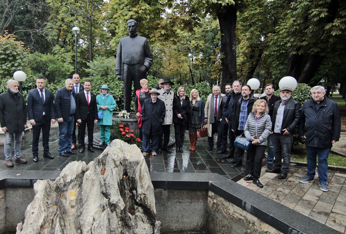 Положено цвијеће на споменике Дучићу и Његошу