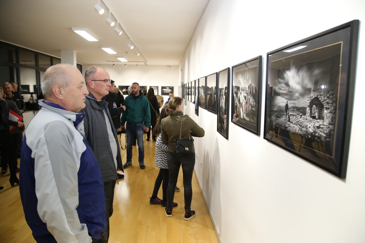 Otvorena izložba fotografija „Tu oko nas“, autora Dušana Vukovića