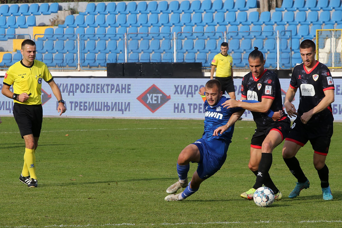 Леотару два црвена картона, превидио очигледан пенал