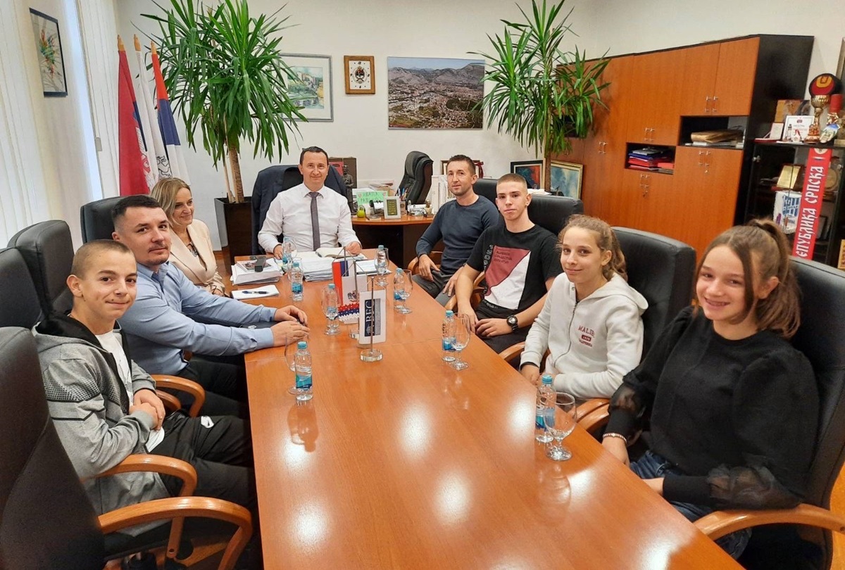 Успјешни чланови Кајак клуба „Требишњица“ на пријему код градоначелника