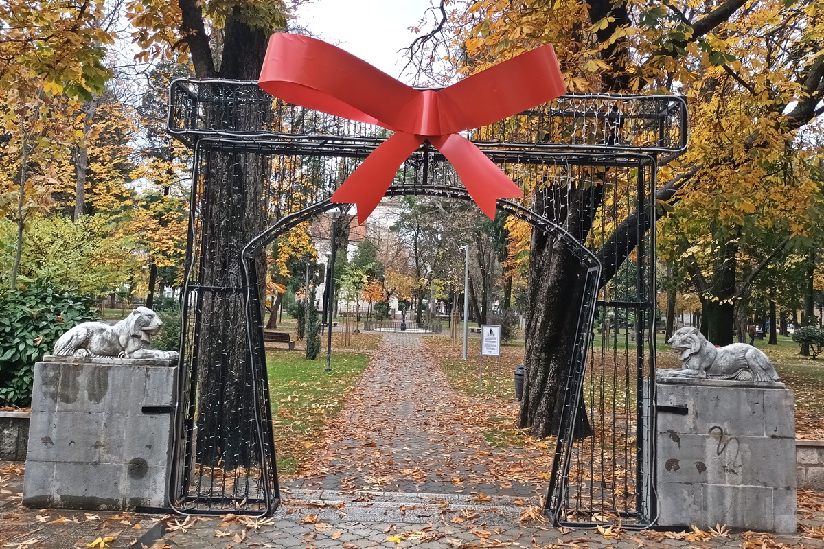 Почело празнично украшавање града