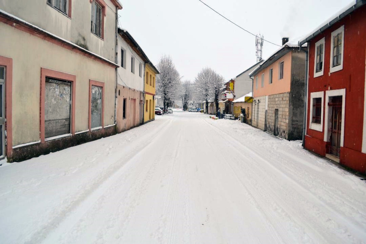 Bijela ti&scaron;ina u Svetosavskoj ulici bez putnika i prolaznika.jpg (230 KB)