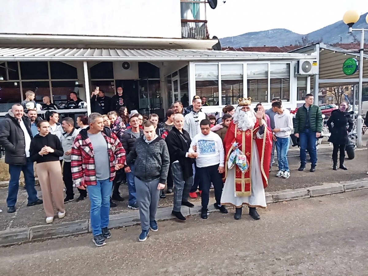 „Ноћни вукови“ и „Делије“ обрадовали чланове удружења „Сунце нам је заједничко“