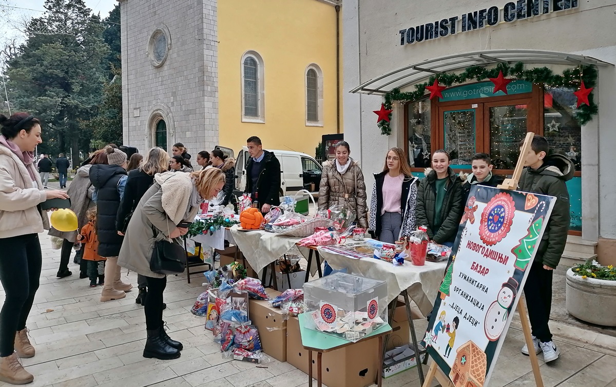 Хуманитарно удружење „Дјеца дјеци” организовало четврти новогодишњи хуманитарни базар