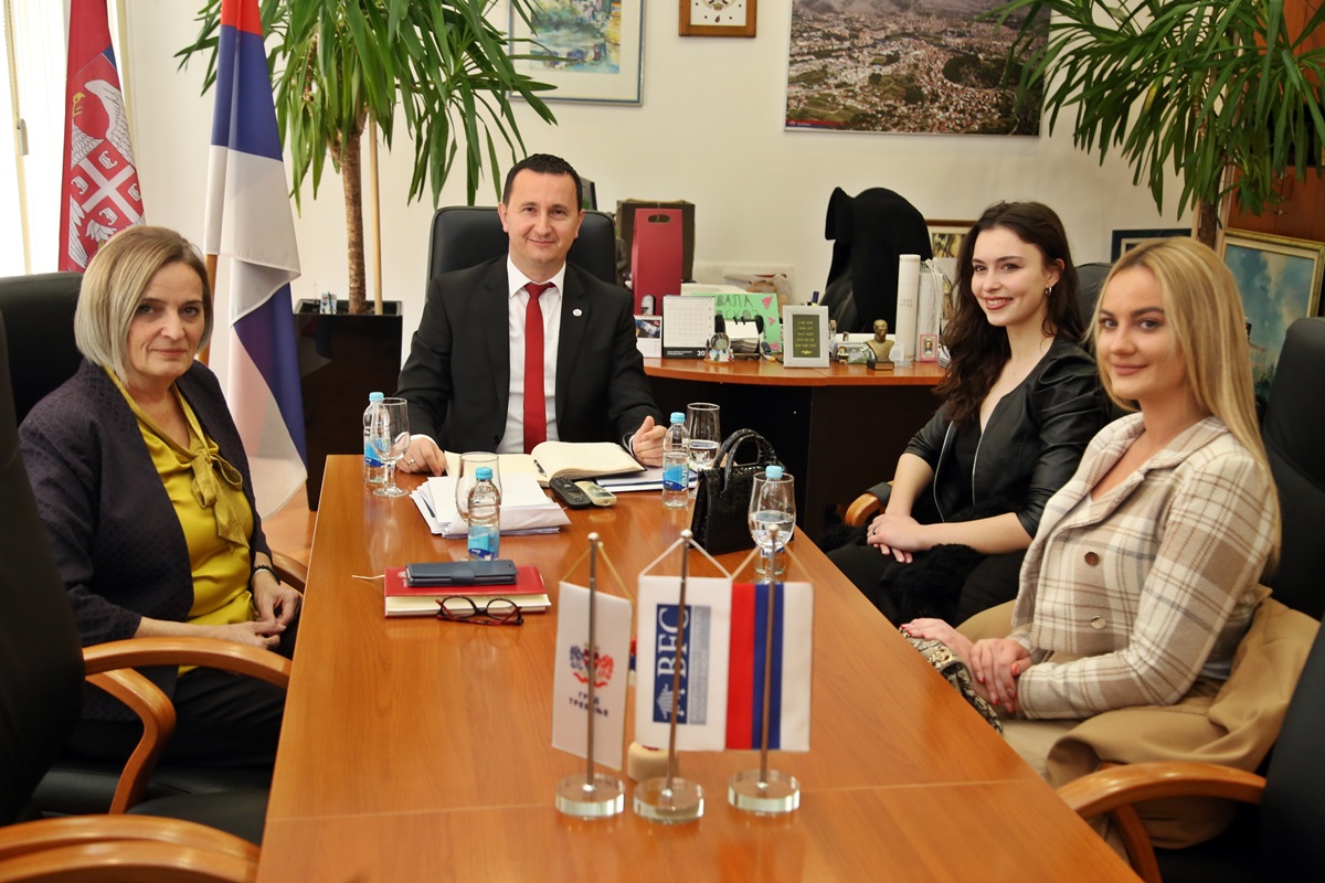 Учесници Избора за Мис Српске на приједму код градоначелника