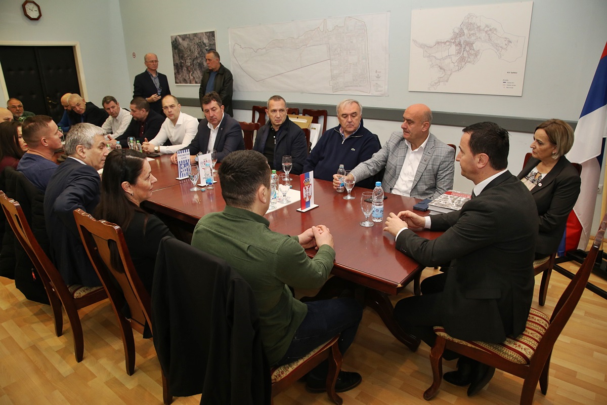 Представници Свесрпског купа у рукомету на пријему код градоначелника