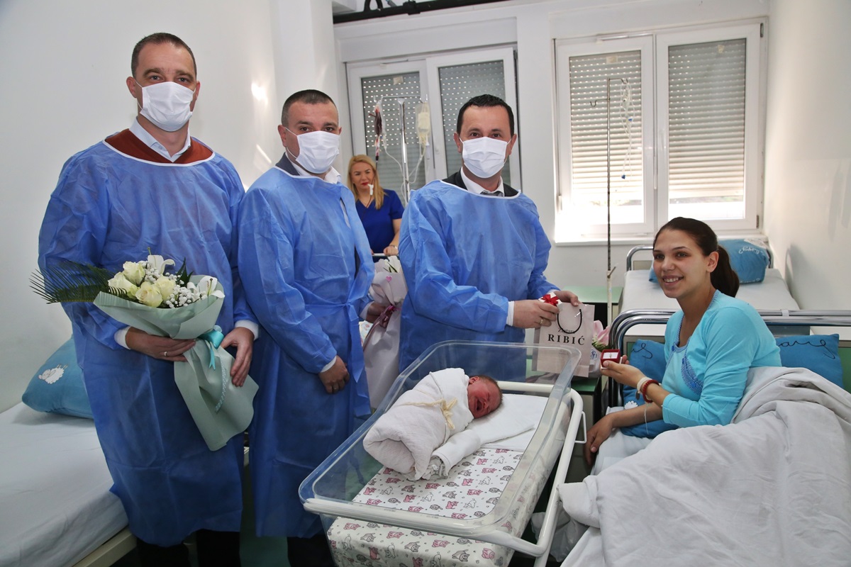 Градоначелник Ћурић прворођеној беби Сари Петковић даровао златник