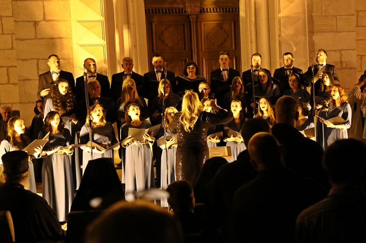 Концерт православне духовне музике у извођењу чланова требињског црквеног хора и пјевачког друштва из Фоче (ФОТО)