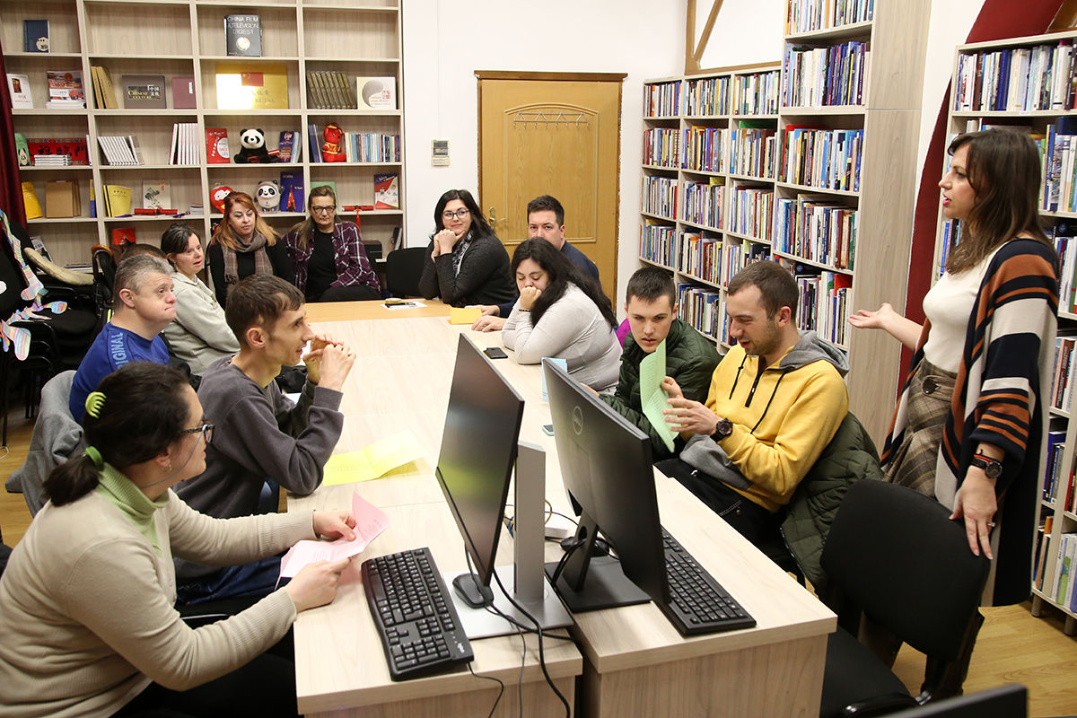 Biblioteka 1.jpg (913 KB)