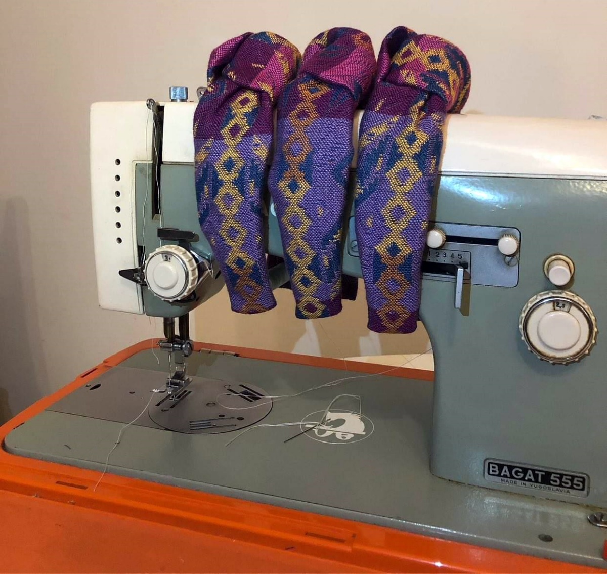 Upadljivo narandžastu šivaću mašinu joj je poklonio prijatelj sa posla, a istu takvu je dobila i od komšinice u Trebinju.jpg (375 KB)