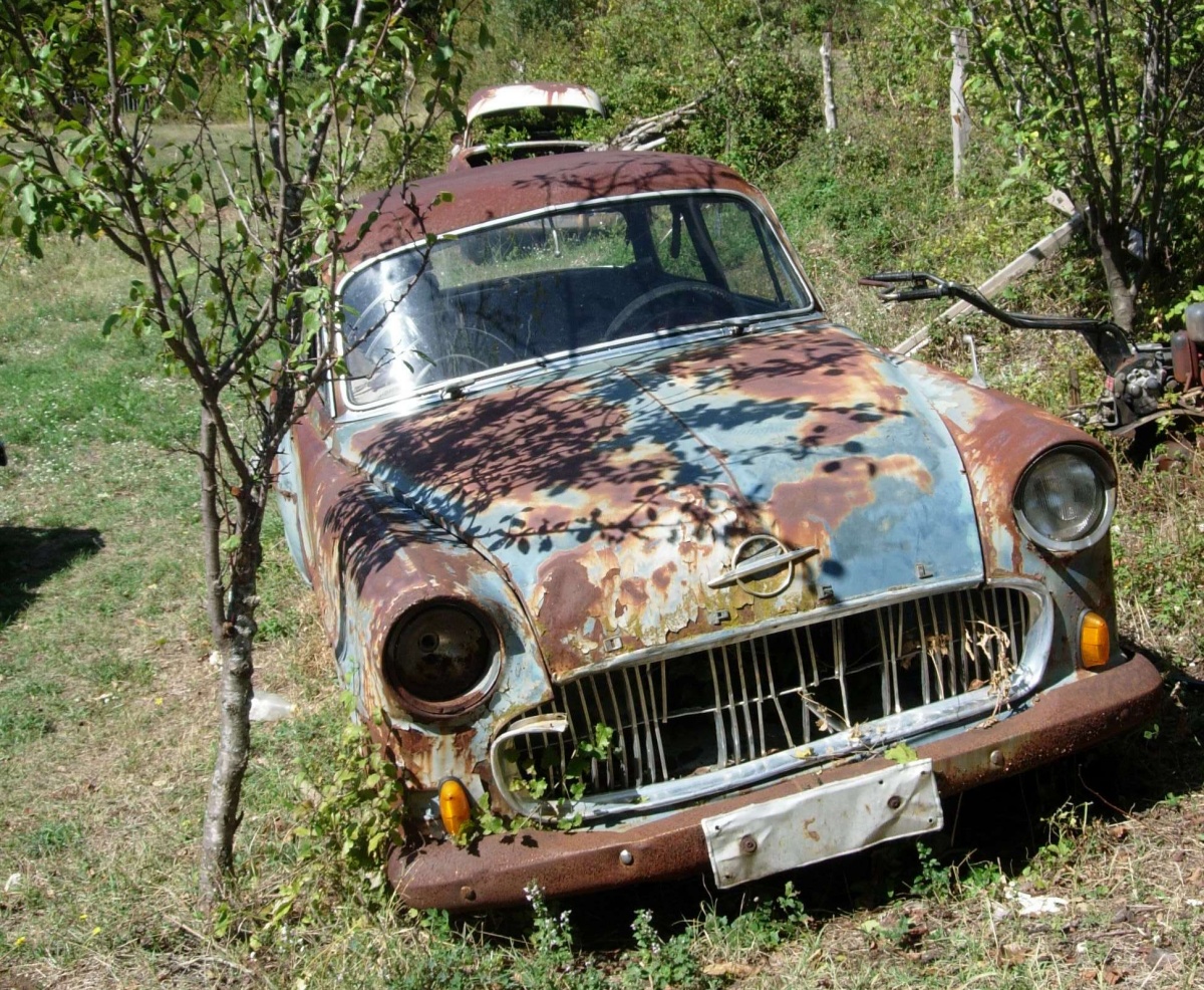 Ostaci starih automobila - nekadasnji Gojkovi poklooni dvojici brace u selu Potkom.JPG (646 KB)