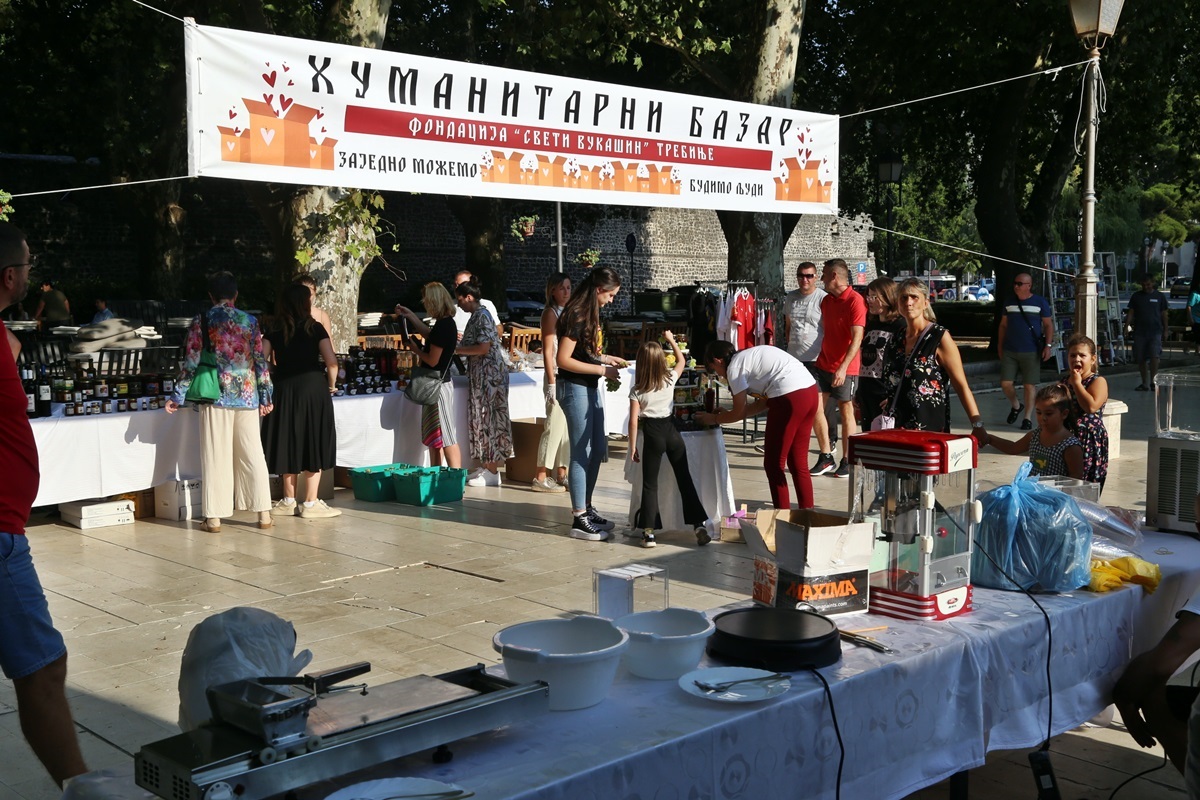 Организован хуманитарни базар Фондација Свети Вукашин