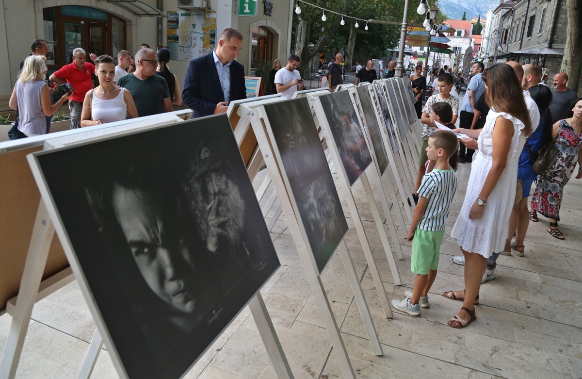У Дучићевој улици отворена 16. изложба фотографија чланова Фото-кино клуба