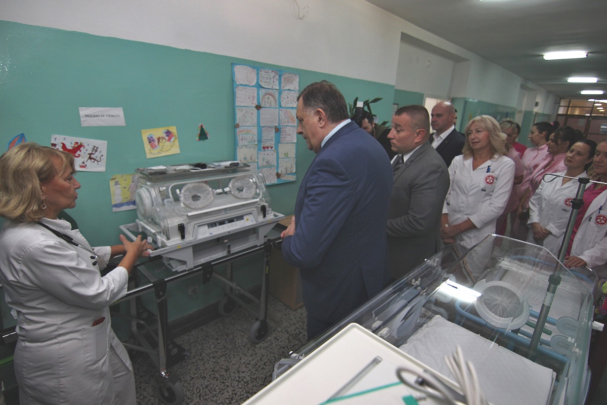 Додик уручио инкубатор и медицинску опрему Болници у Требињу