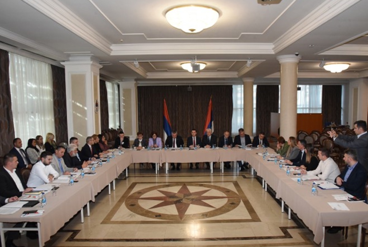 Влада Српске наставиће да помаже локалне заједнице