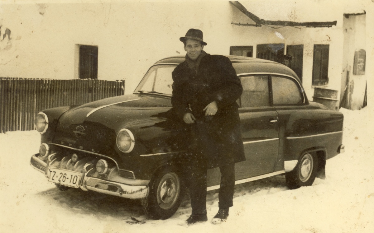Prvi auto i prva fotografska radnja u Vlasenici pripadali su Momu.jpg (266 KB)