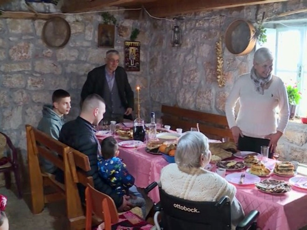 У селу Месари посебна љепота обичаја за Божић; Како их обиљежава породица Поповић? (ВИДЕО)