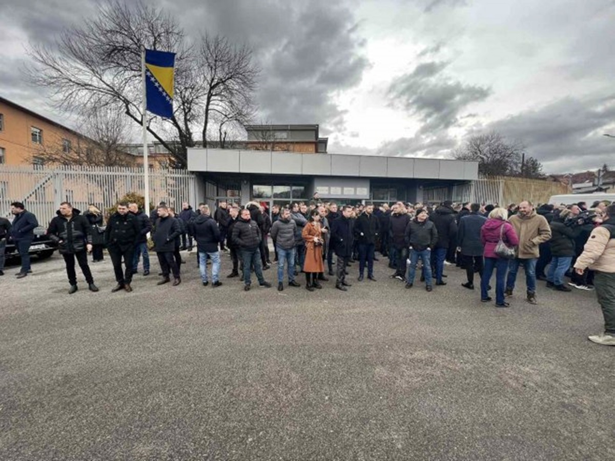 Одгођено рочиште Додику, грађани пред Судом БиХ пружају подршку предсједнику Српске