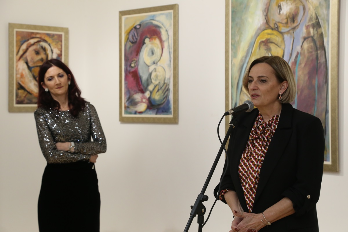 Отворена изложба слика и колажа Нине Лојовић Милинић