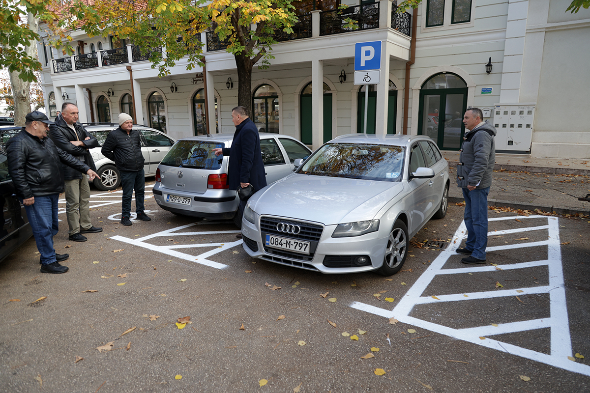 Parking Invalidi.jpg (993 KB)