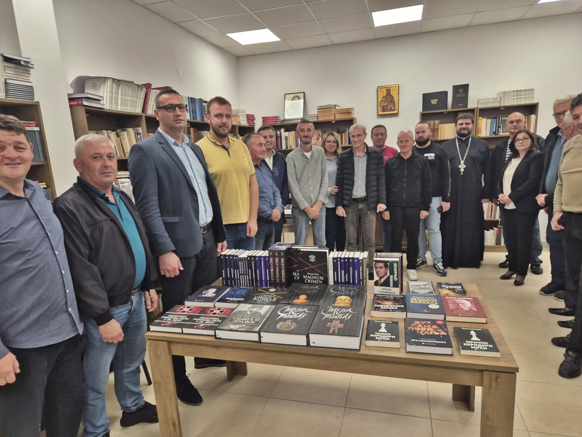 Фондација „Ратковић“ донирала књиге и саднице дрвећа
