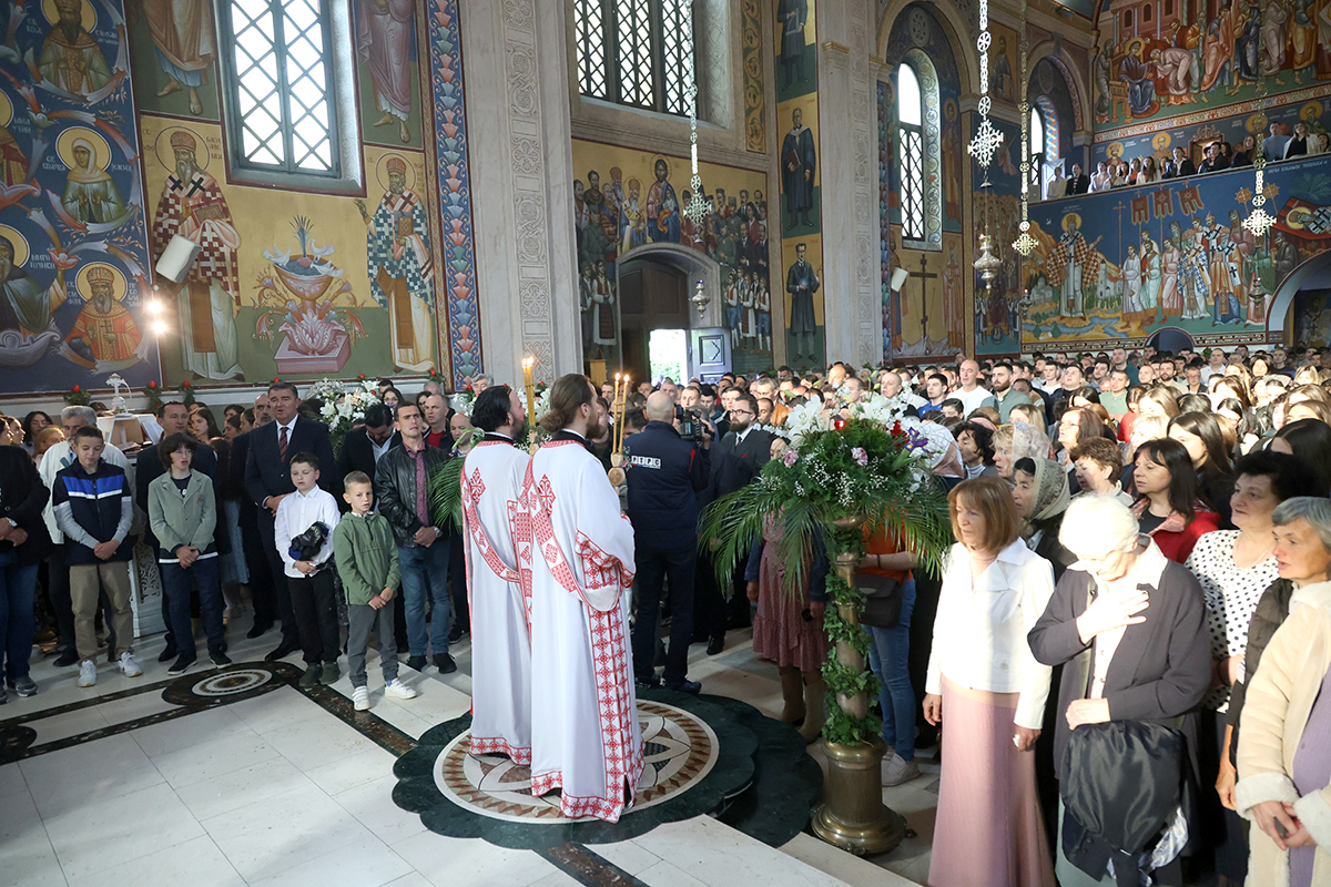 У Саборном храму са радошћу прослављен Васкрс (ФОТО)
