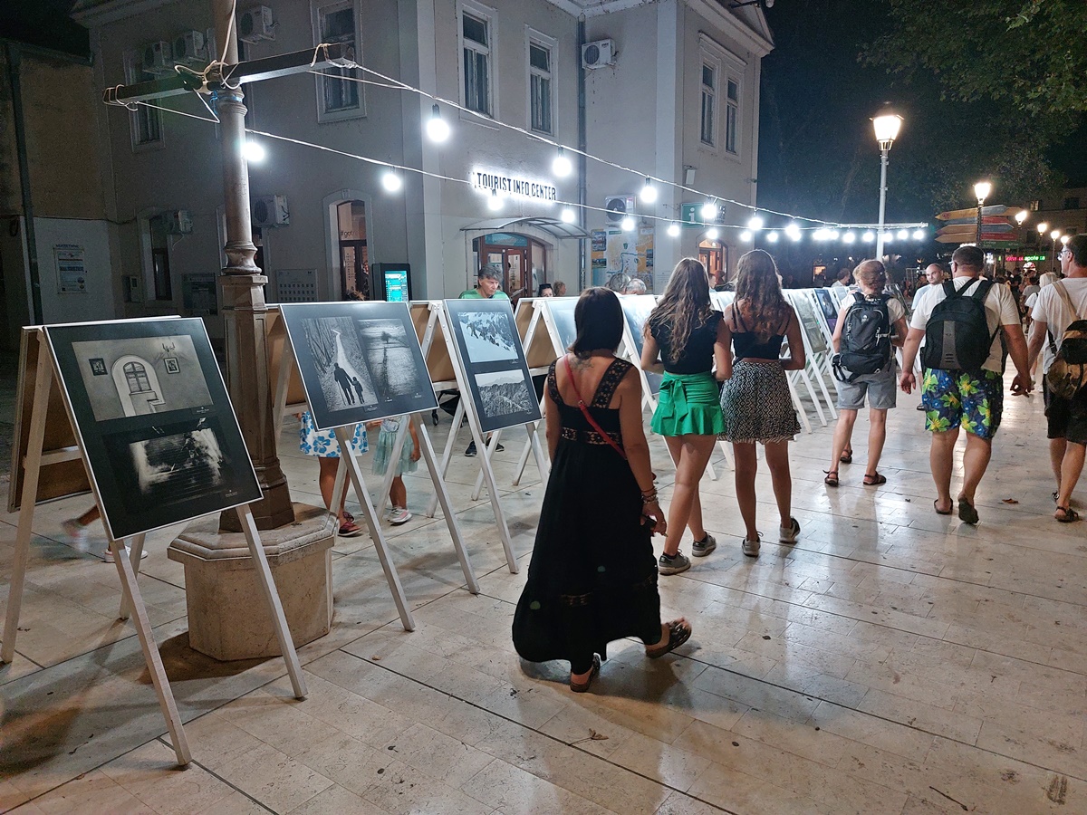 Изложба фотографија Фото-кино клуба Требиње сутра у Дучићевој улици