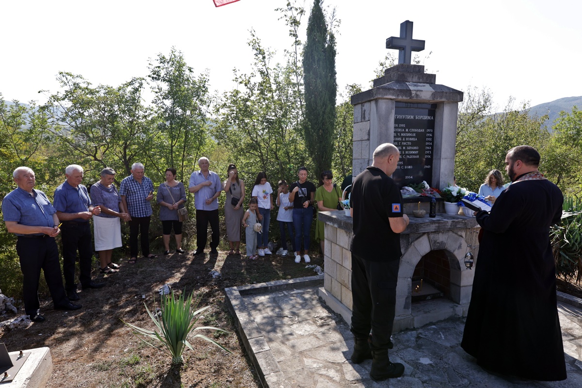 У Петровом Пољицу служен помен погинулим борцима
