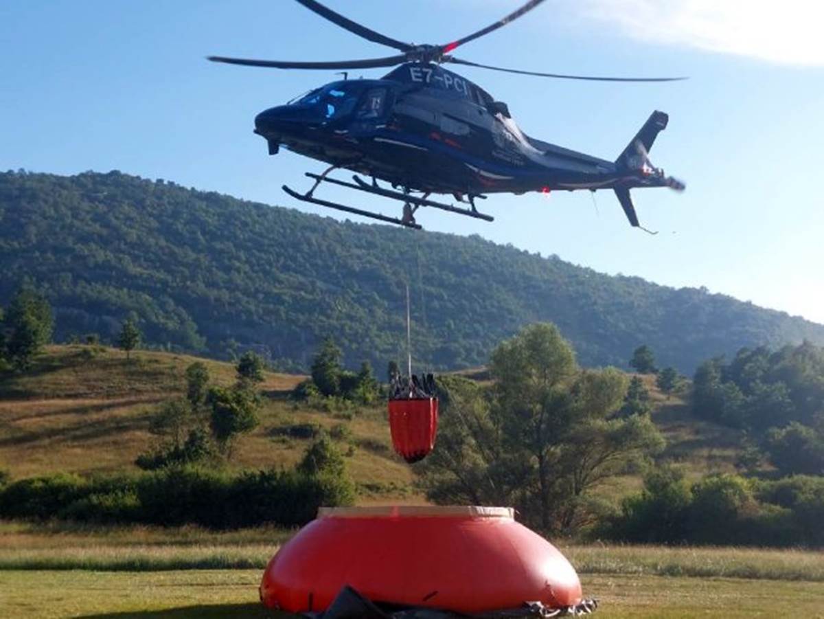 Helikopterski servis Srpske ponovo angažovan na gašenju požara kod Gacka