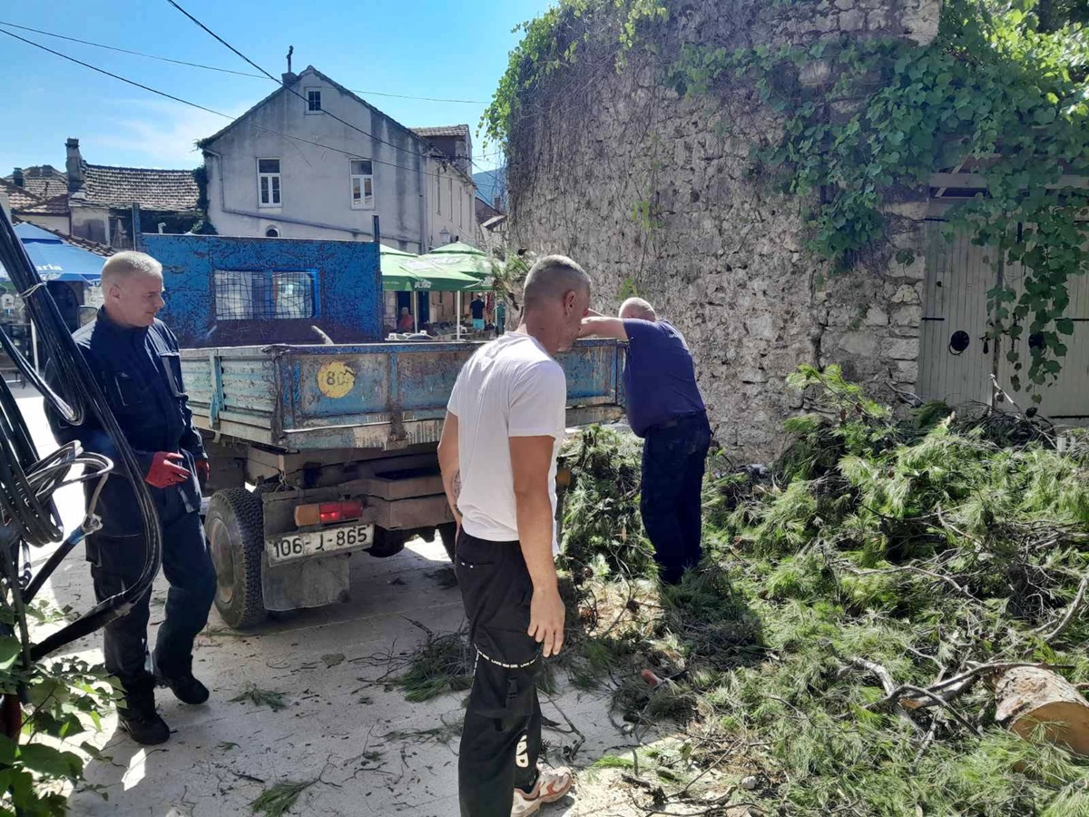 Радници ЈУ „Екологија и безбједност“ санирају штету од невремена (ФОТО)