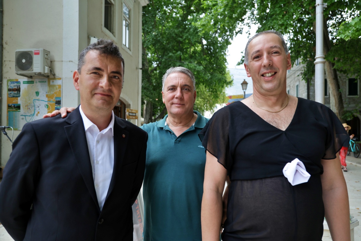 Упознавање: КОМЕДИЈА АПСУРДА О ОБИЧНИМ ЉУДИМА