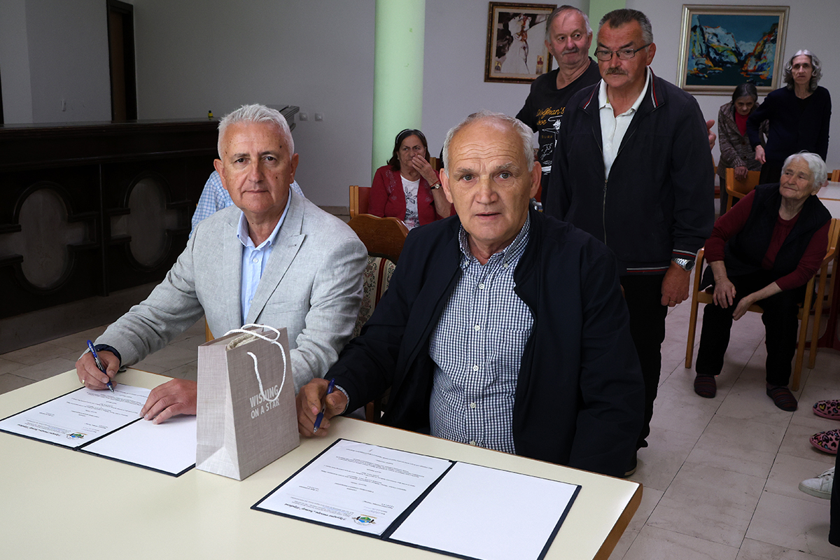 Dom penzionera pcelari.jpg (709 KB)