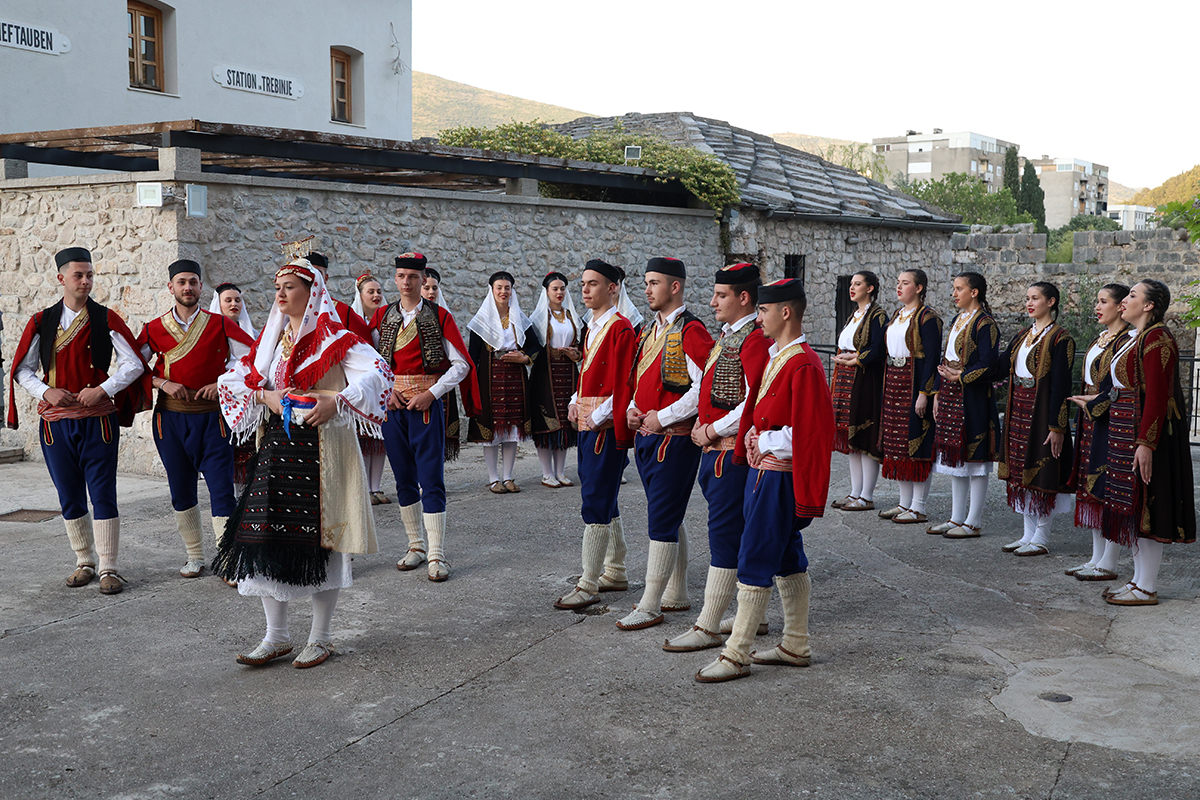 Folklor 1.jpg (984 KB)