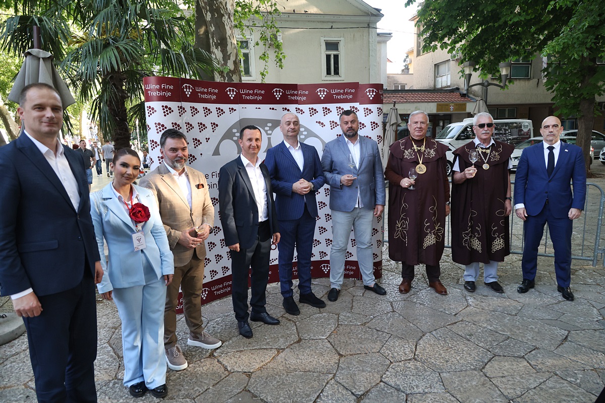 Требиње данас центар хедонизма: Посјетиоци уживају у вину, храни и музици (ФОТО)
