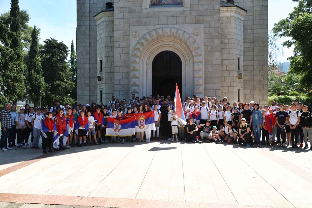 Око 300 ходочасника из Требиња пошло на поклоњење у Мркоњиће (ФОТО)