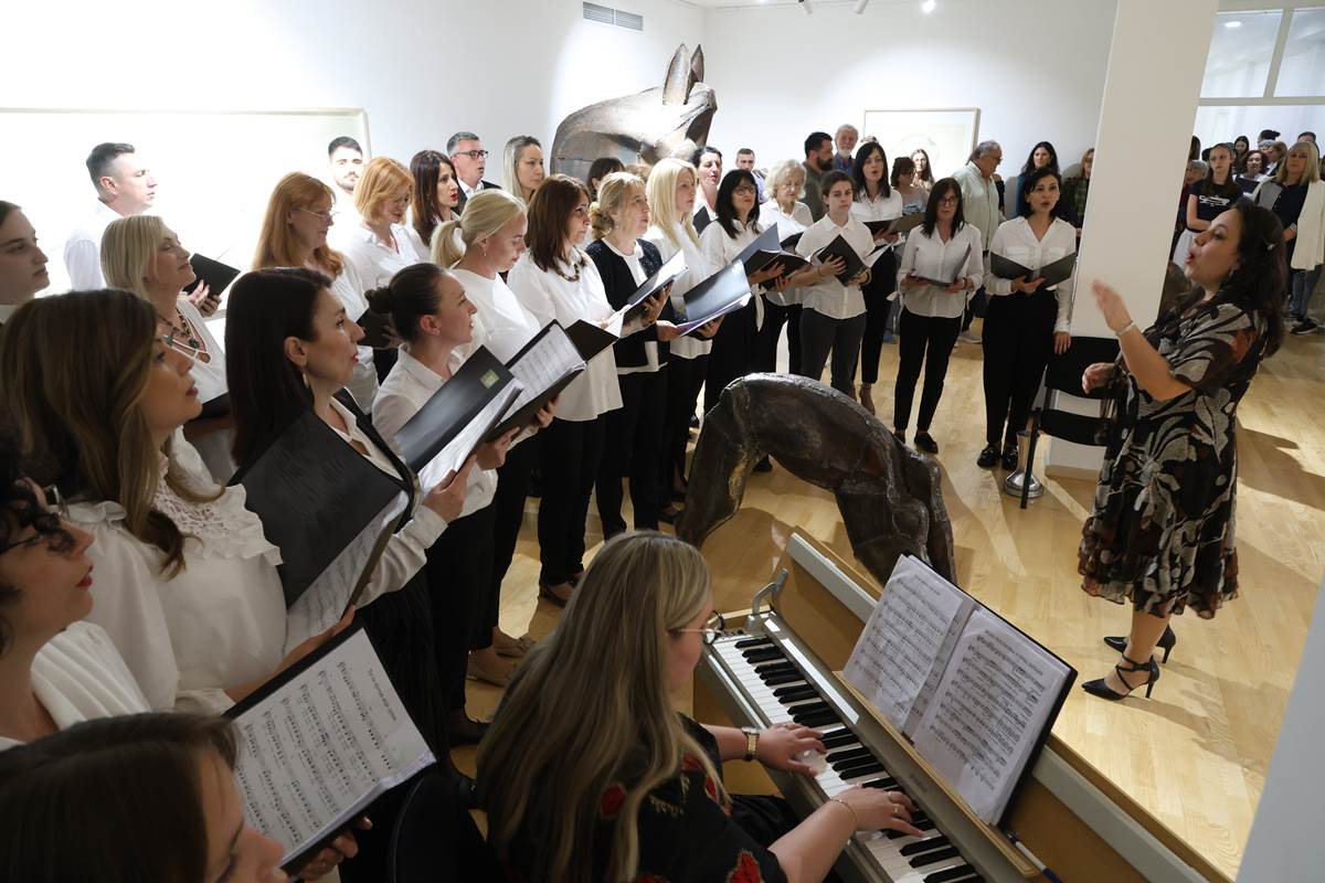 J32A2328-1.JPG (148 KB)