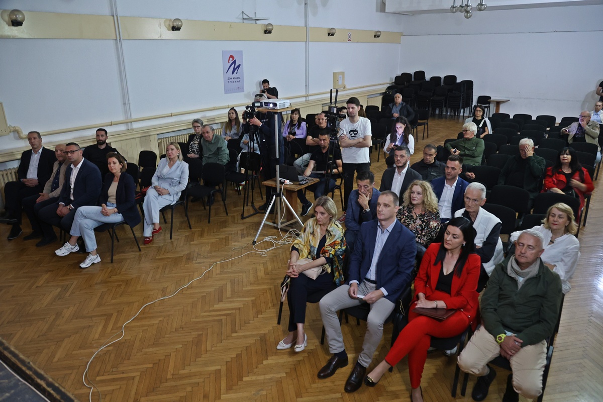 J32A3917.JPG (355 KB)