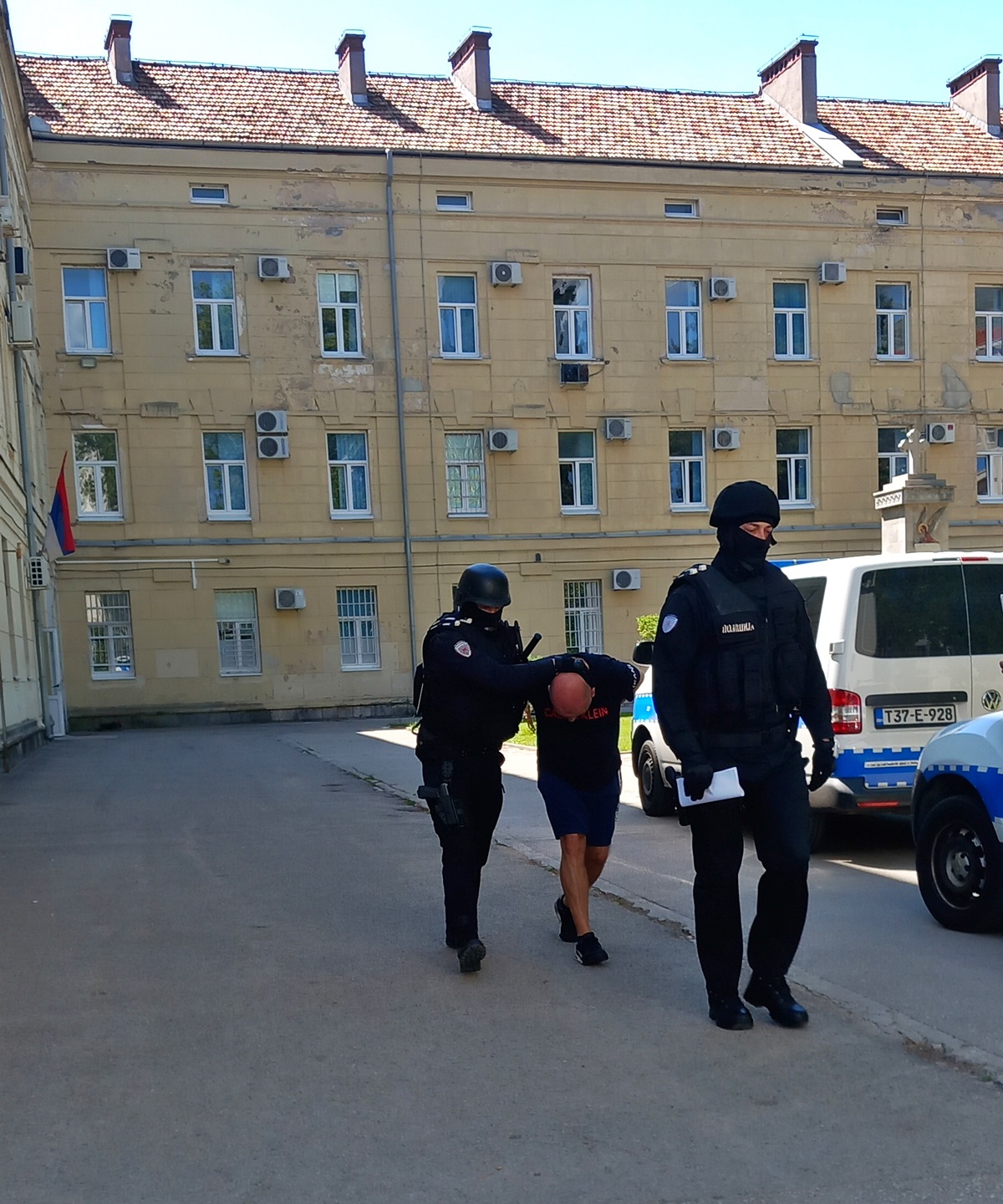 Лице које је покрало оптичарску радњу предато тужилаштву